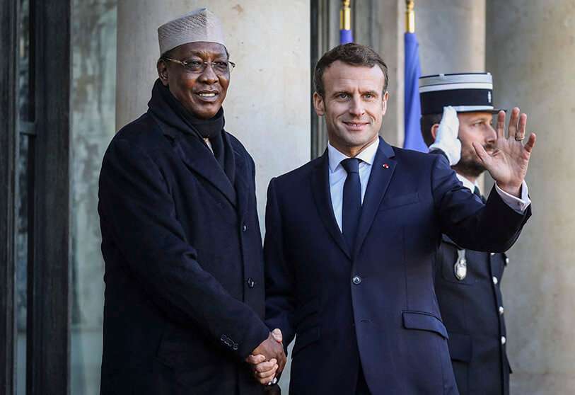 En esta foto de archivo tomada el 12 de noviembre de 2019 el presidente de Francia, Emmanuel Macron (R), recibe al presidente de Chad, Idriss Deby, a su llegada al palacio presidencial del Elíseo para un almuerzo en el marco del Foro de Paz de París AFP/ LUDOVIC MARIN