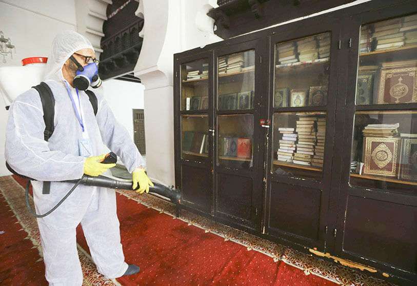 Un trabajador desinfecta la biblioteca de la mayor mezquita de Argel, la mezquita de Al-Djamaa el-Kabir, el 22 de marzo de 2020