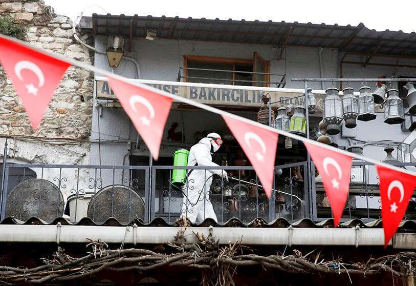 Un trabajador en traje protector rocía desinfectante en el Gran Bazar para prevenir la propagación del coronavirus en Estambul, Turquía, el 25 de marzo de 2020