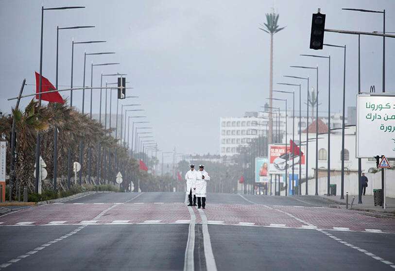 Oficiales de policía patrullan las calles en Casablanca, Marruecos, el 24 de marzo de 2020