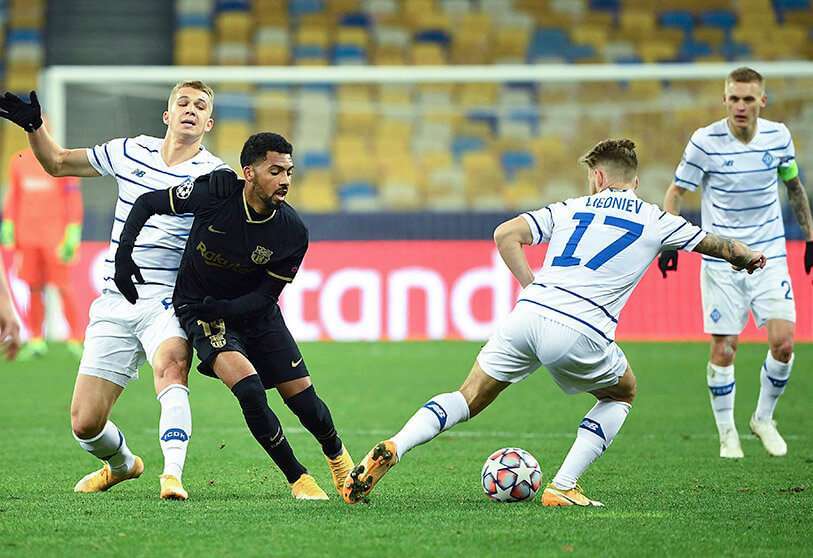 El centrocampista brasileño del Barcelona Matheus Fernandes (centro) desafía al centrocampista ucraniano del Dinamo de Kiev Bogdan Lednev durante el partido de fútbol del grupo G de la Liga de Campeones de la UEFA entre el Dinamo de Kiev y el Barcelona en el estadio Olympiyskiy de Kiev, el 24 de noviembre de 2020