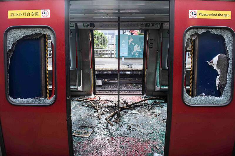 Un vagón de tren después de haber sido vandalizado en la estación de tren de la Universidad MTR (Mass Transit Railway), que para en la Universidad China de Hong Kong (CUHK), en Hong Kong, el 14 de noviembre de 2019