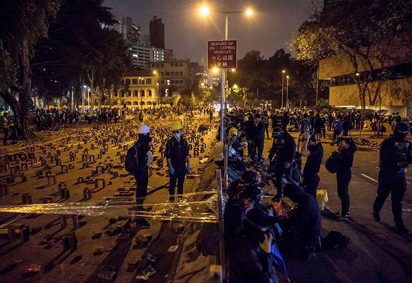El 14 de noviembre, manifestantes prodemocráticos que desafiaron al Gobierno de Hong Kong el 14 de noviembre ahogaron la ciudad por cuarto día consecutivo, disparando flechas contra la Policía y poniendo barricadas en las carreteras