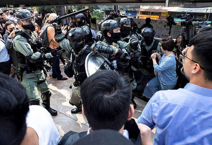 Policías antidisturbios se enfrentan a manifestantes antigubernamentales durante una manifestación en el Distrito Central de Hong Kong, China, el 13 de noviembre de 2019