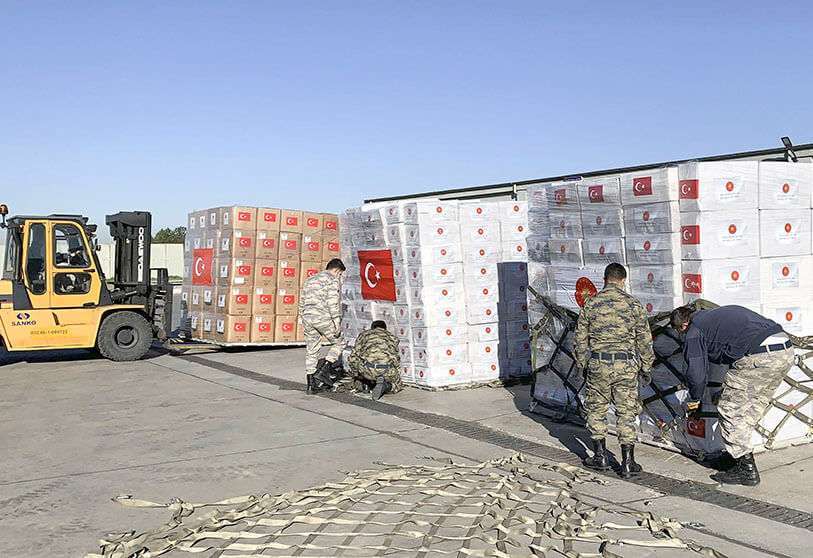 Soldados turcos cargan un avión con equipo de protección personal donado por Turquía para ayudar a Reino Unido a combatir el nuevo brote de coronavirus