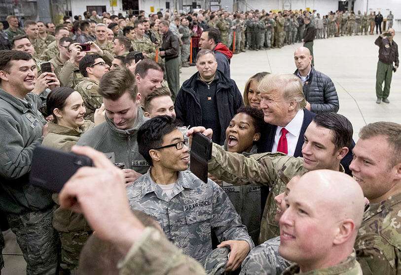 En esta foto de archivo del 27 de diciembre de 2018, el presidente Donald Trump en la Base Aérea de Ramstein, Alemania