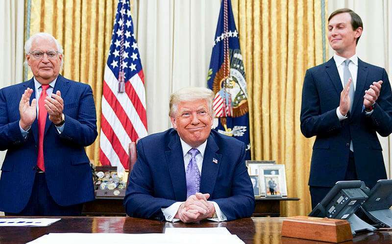 El embajador de Estados Unidos en Israel, David Melech Friedman, y el asesor principal de la Casa Blanca, Jared Kushner, aplauden después de que el presidente de Estados Unidos, Donald Trump, anunciara un acuerdo de paz entre Israel y Emiratos Árabes Unidos desde la Casa Blanca en Washington, Estados Unidos, el 13 de agosto de 2020