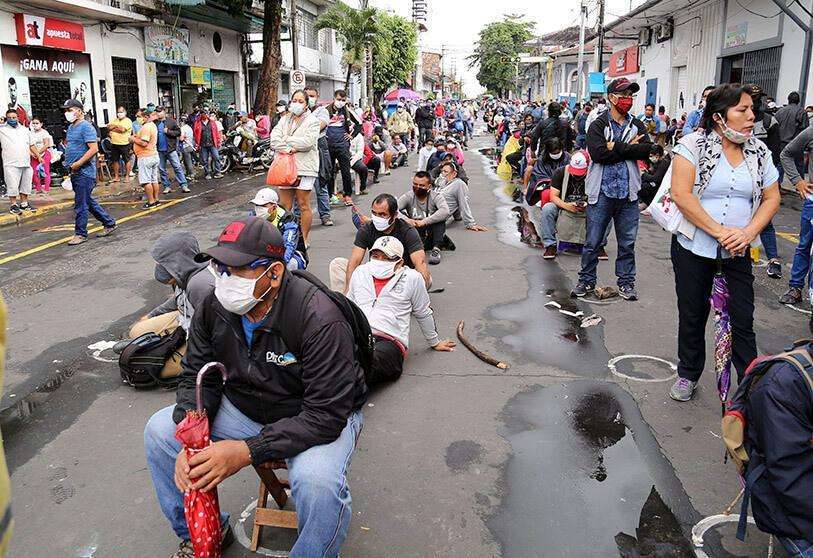 Personas hacen cola en Perú