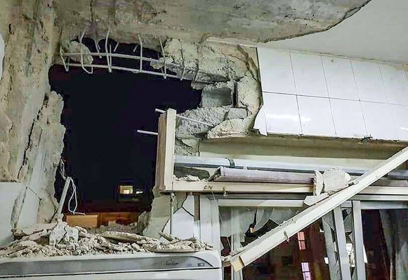 Una imagen proporcionada por la Agencia de Noticias Árabe Siria (SANA) muestra una vista general de un edificio dañado que fue atacado por los ataques aéreos israelíes en el suburbio de Qudssaya