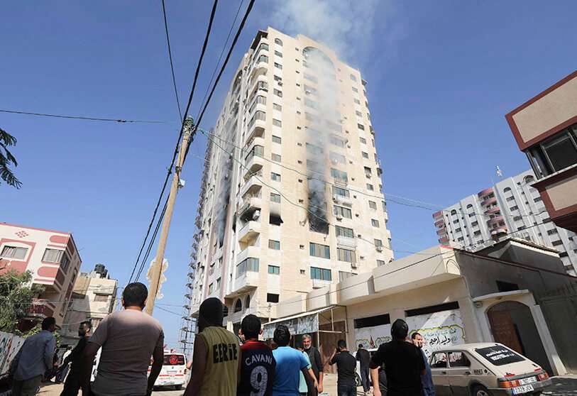 El 12 de noviembre de 2019, un edificio de la ciudad de Gaza se llenó de humo después de que un ataque aéreo israelí matara a un comandante de un grupo militante palestino y provocara el lanzamiento de cohetes de represalia desde el enclave palestino