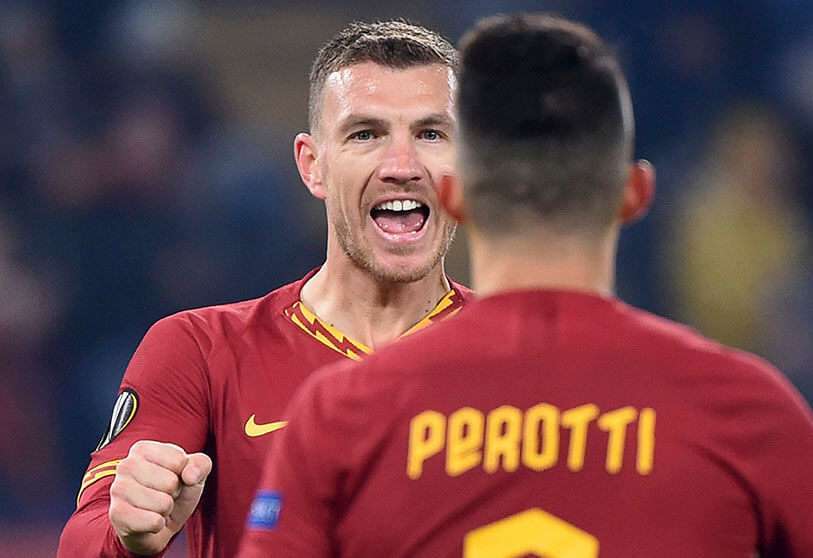 El delantero bosnio del AS Roma, Edin Dzeko, celebra después de marcar durante el partido de fútbol del Grupo J de la UEFA Europa League, AS Roma vs Wolfsburgo, el 12 de diciembre de 2019 en el Estadio Olímpico de Roma