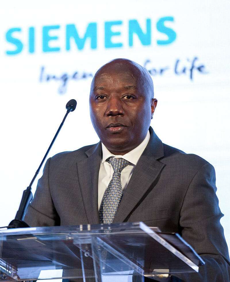 El primer ministro de Ruanda, Edouard Ngirente, durante el lanzamiento del coche eléctrico Volkswagen e-Golf para su uso en su servicio de transporte de pasajeros en Kigali, Ruanda, el 29 de octubre de 2019