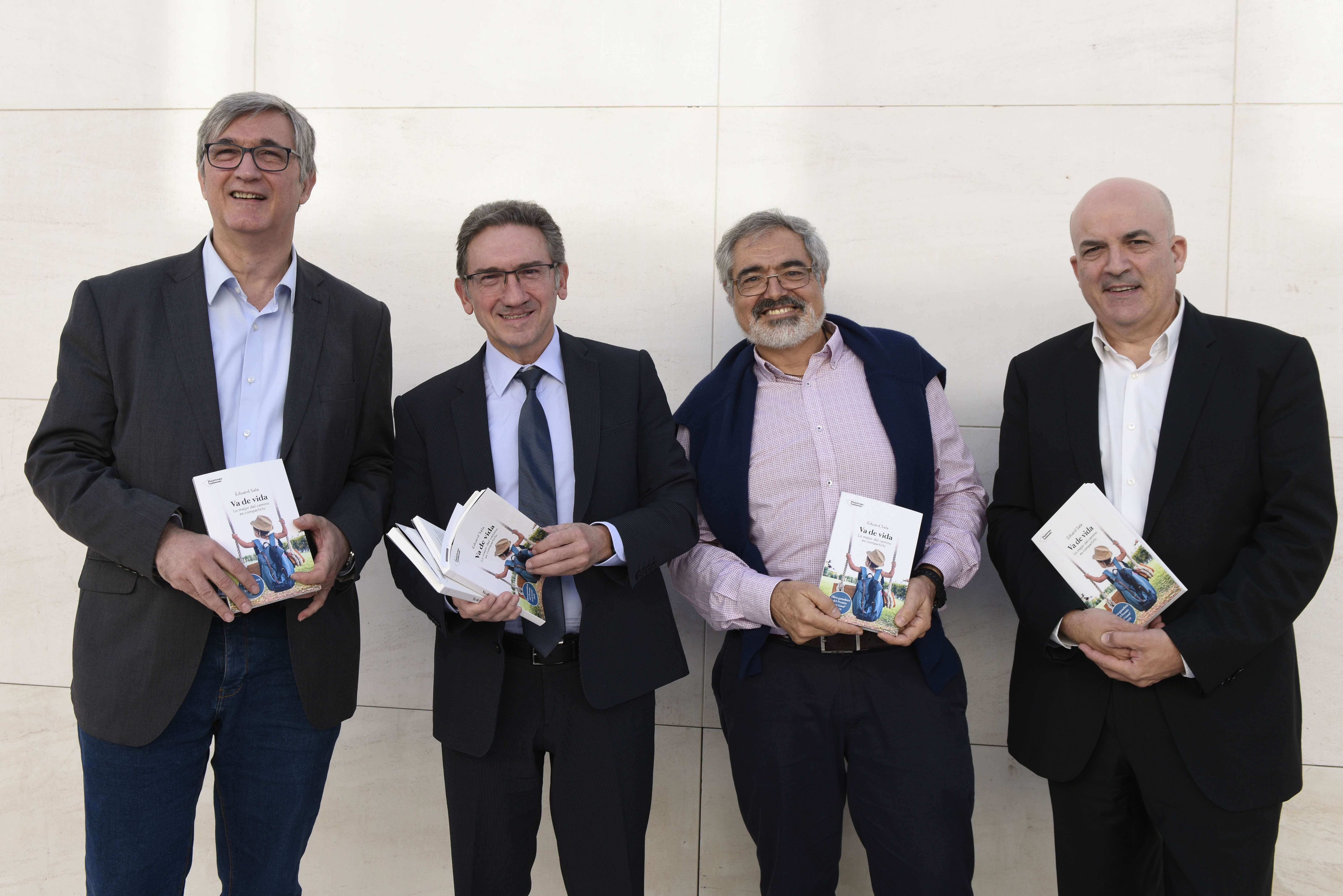 De izquierda a derecha: Jordi Nadal, editor y fundador de Plataforma Editorial; Eduard Sala, ganador de la V edición del PREMIO FEEL GOOD; Jaume Giró, director general de la Fundación Bancaria "la Caixa", y Salvador Busquets, director de Cáritas Diocesana de Barcelona.