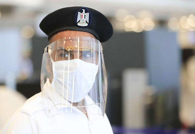 Un policía egipcio, con una careta protectora, se encuentra en el aeropuerto internacional de Sharm el-Sheikh el 20 de junio de 2020