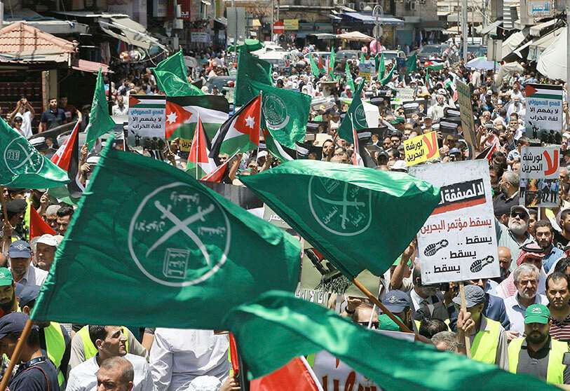 Las banderas de la Hermandad Musulmana, Jordania y otros partidos políticos se agitan con otras señales de protesta en la capital jordana, Ammán, el 21 de junio de 2019