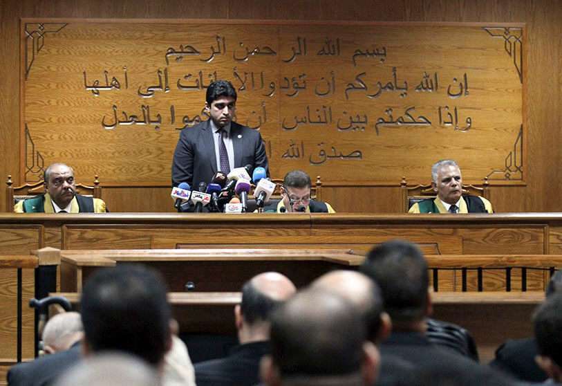 El juez egipcio Mohamed Shirin Fahmi lee una sentencia contra los miembros de la Hermandad Musulmana acusados de espionaje con el grupo palestino Hamas en el complejo del tribunal de Tora, en el sudeste de El Cairo, el 11 de septiembre de 2019