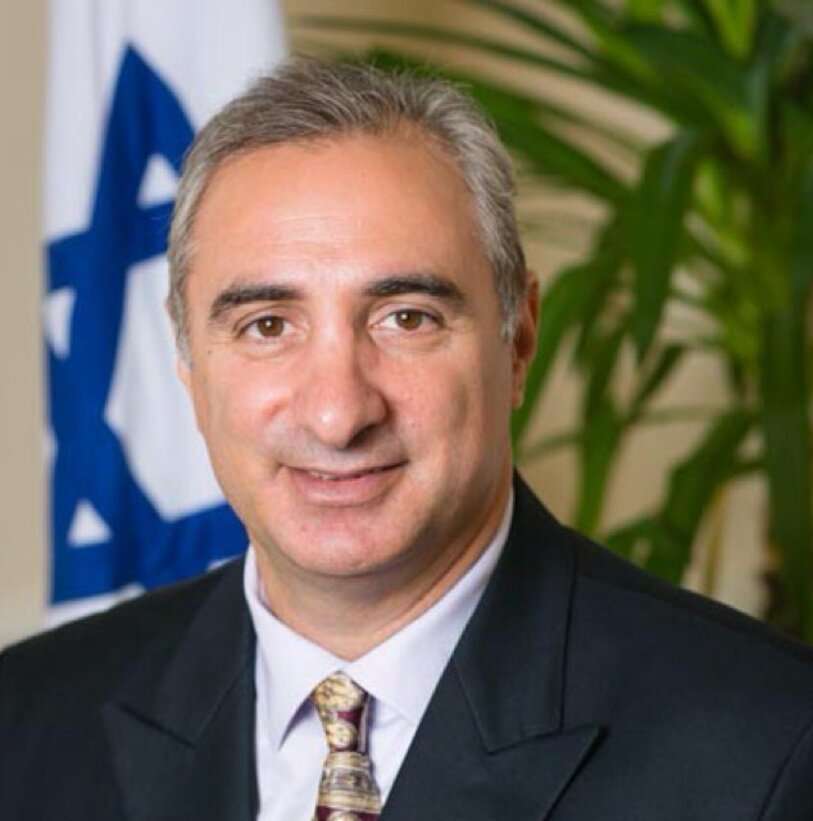 Veinte años después del cierre de la embajada de Israel en Marruecos, el cónsul israelí, David Govrin, ha llegado a Rabat con el objetivo de establecer una vía de diálogo y fortalecer las relaciones entre ambos países, según anunció el Ministerio de Asuntos Exteriores de Israel a través de un comunicado.    El inicio de la segunda Intifada en el año 2000 supuso el final de las relaciones entre ambos países. Sin embargo, el jefe de la misión de Israel ha asumido el cargo para “continuar las relaciones bilaterales en todas las áreas, incluido todo lo relacionado con el diálogo político, el turismo, la economía y los vínculos culturales”.    El Ejecutivo israelí aprobó el pasado domingo el acuerdo impulsado por la Administración Trump con Marruecos dentro del marco de los Acuerdos de Abraham. Sin embargo, la decisión debe aprobarse aún por vía parlamentaria.     David Govrin, quien lideraba hasta el momento la embajada israelí en Egipto desde 2016, trabajará en un emplazamiento clave. Abierta por primera vez en 1993 tras los Acuerdos de Oslo, la misión diplomática servirá para representar a la comunidad judía más grande del norte de África, pues son cerca de 3.000 judíos los que viven en Marruecos. Además, Israel alberga cerca de 700.000 ciudadanos de origen marroquí.    Marruecos no ha confirmado la reapertura de su embajada en Israel. Tampoco la figura que ocuparía dicho consulado. No obstante, las primeras informaciones apuntan que Tel Aviv acogería la oficina marroquí.    Este movimiento sirve como rúbrica al acuerdo negociado en diciembre. Entonces, las autoridades marroquíes anunciaban que el reconocimiento estadounidense de la soberanía del Reino de Marruecos sobre el Sáhara Occidental era convalidado por el establecimiento de relaciones “diplomáticas, pacíficas y amistosas” entre Marruecos e Israel.    La normalización de las relaciones con Marruecos es, sin embargo, tan solo un apéndice del cambio radical de estrategia en Oriente Medio y el Magreb tomado por Israel e impulsado por la Administración Trump a 