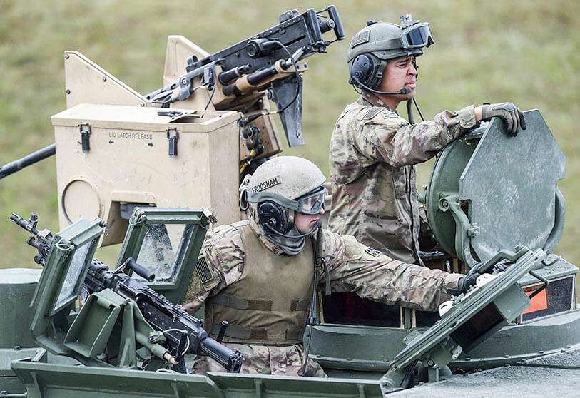 Soldados estadounidenses se sientan en un tanque tipo ‘M1A2 SEP’ durante el ejercicio ‘Strong Europe Tank Challenge 2017’, en Grafenwoehr, Alemania