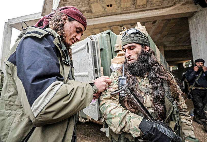 Miembros del pro-turco Ejército Nacional Sirio en la ciudad de Sarmin, al sudeste de Idlib, Siria
