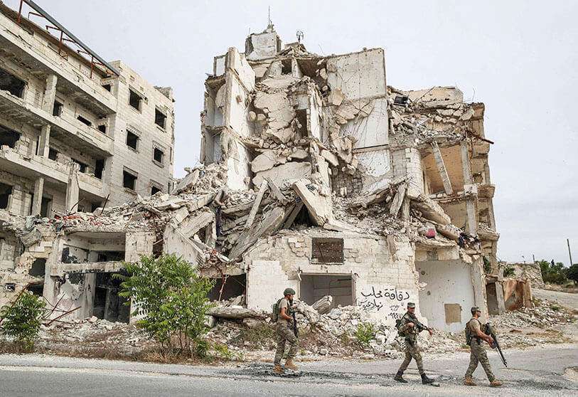 Soldados turcos patrullan en la cima de la colina de Arbaeen, en la provincia siria de Idlib