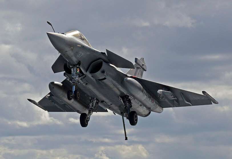 , un avión de combate francés Rafale se acerca al portaaviones francés Charles de Gaulle, frente a la costa oriental de Chipre en el mar Mediterráneo AFP/MARIO GOLDMAN