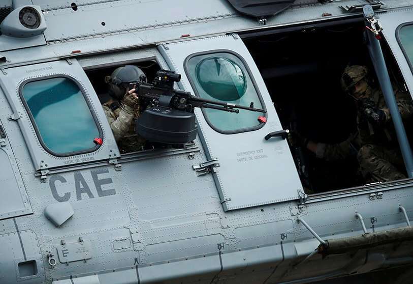 Un soldado francés maneja una ametralladora en la puerta de un Airbus Helicopters H225M Caracal PHOTO/REUTERS