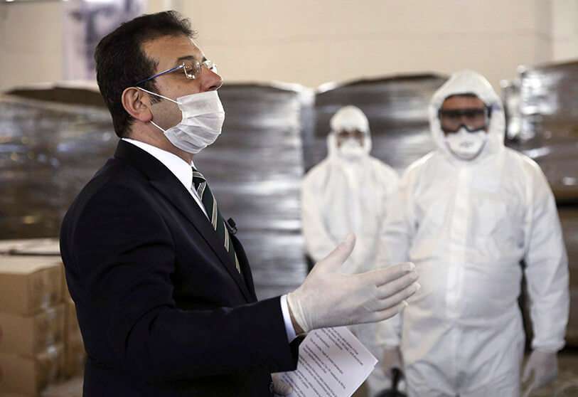 El alcalde Ekrem Imamoglu habla a los trabajadores que preparan paquetes de comida para los que lo necesitan en medio del brote de coronavirus, en Estambul