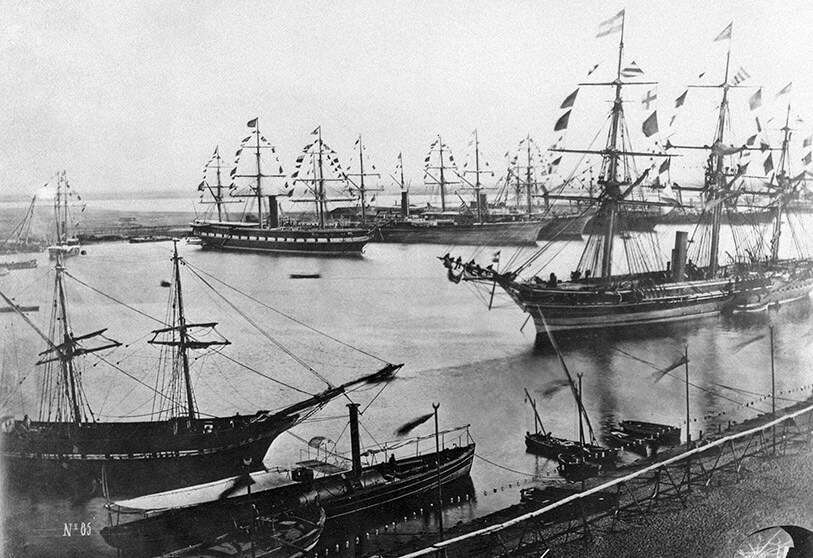 Esta foto de archivo tomada en noviembre de 1869 muestra la inauguración del Canal de Suez en Egipto