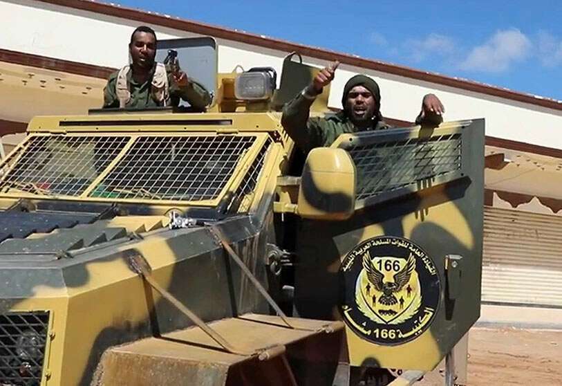 Esta captura obtenida de un video publicado en la página de Facebook de la autoproclamada División de Información de Guerra del Ejército Nacional Libio del 16 de abril de 2019, muestra a los combatientes en un suburbio del sur de Trípoli