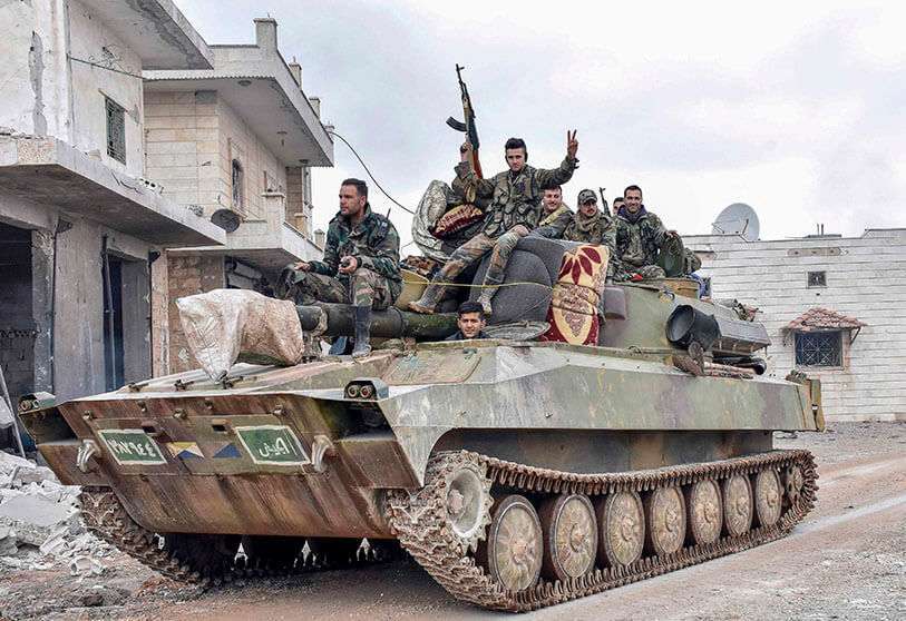 En una foto publicada por la Agencia Oficial de Noticias Árabes Sirias (SANA) el 28 de enero de 2020, se muestra a soldados del Ejército sirio pasando por las aldeas capturadas de Deir Sharqi y Talmans en las afueras orientales de Maaret al-Numan, en la provincia noroccidental de Siria de Idlib