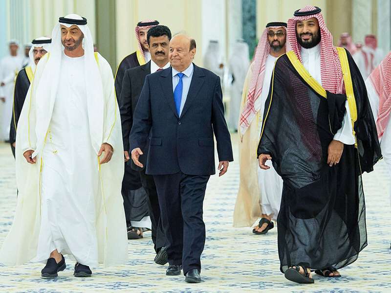 Mohammed bin Zayed Al Nahyan, píncipe heredero de Abu Dhabi; Abd Rabbuh Mansur al-Hadi (C), presidente de Yemen; y Mohamed Bin Salman, príncipe heredero de Arabia Saudí, llegan a la firma del acuerdo de paz