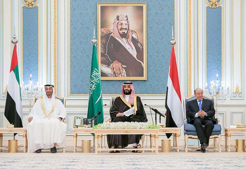 El príncipe heredero de Abu Dhabi, Mohammed bin Zayed al-Nahyan; el príncipe heredero de Arabia Saudí Mohamed bin Salman y al presidente yemení Abd Rabbuh Mansur al-Hadi, asisten a la ceremonia de firma de paz.