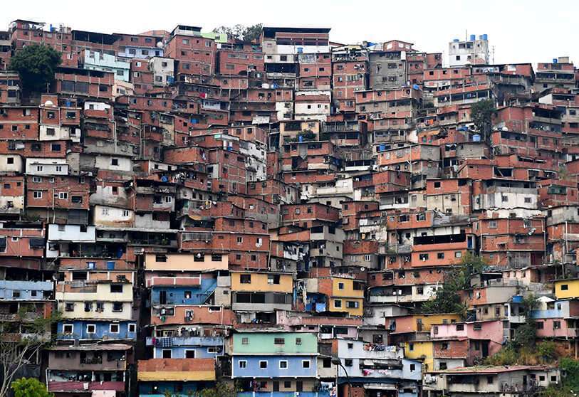 El barrio de Petare en el este de Caracas, se ve en medio de la pandemia del coronavirus COVID-19