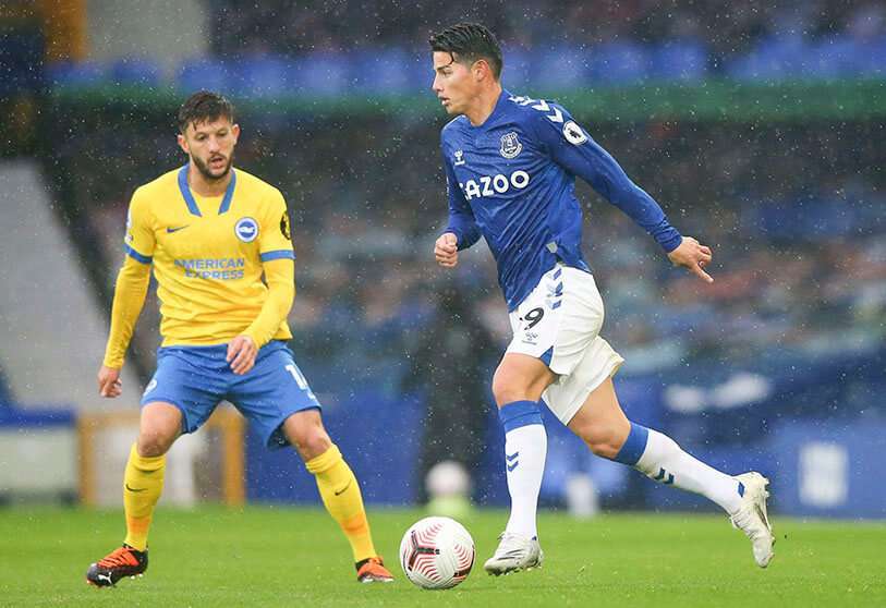 El centrocampista colombiano del Everton, James Rodríguez (R), corre con el balón durante el partido de fútbol de la Premier League inglesa entre el Everton y Brighton Hove y Albion en Goodison Park en Liverpool, al noroeste de Inglaterra, el 3 de octubre de 2020.