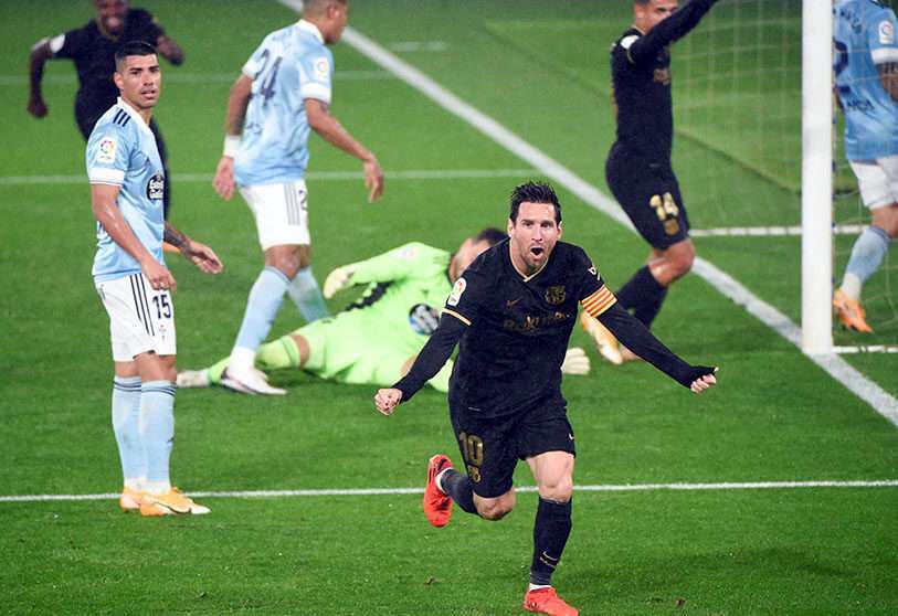 El delantero argentino del Barcelona, Lionel Messi, celebra su gol durante el partido de fútbol de la liga española RC Celta de Vigo contra el FC Barcelona en el estadio Balaidos de Vigo el 1 de octubre de 2020.