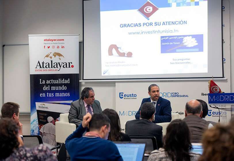 El director de FIPA Túnez para España y Portugal, Ibrahim Medini, y el director de Atalayar, Javier Fernández Arribas