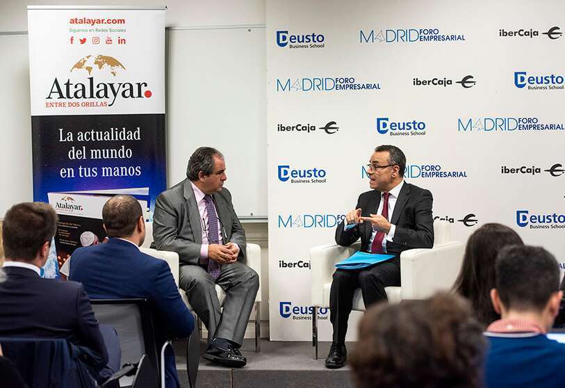 El embajador de Túnez en España, Wacef Chiha, y el director de Atalayar, Javier Fernández Arribas