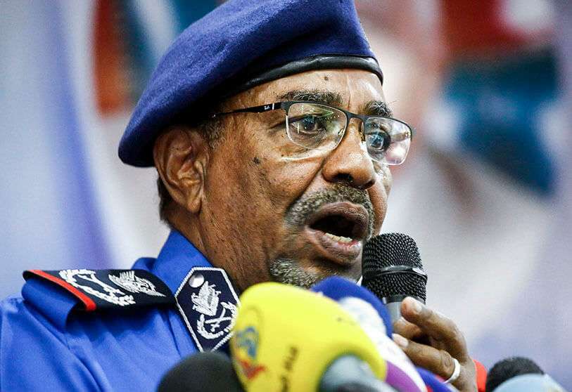 El expresidente sudanés Omar al-Bashir habla durante una reunión con oficiales de policía en la capital Jartum, el 30 de diciembre de 2018