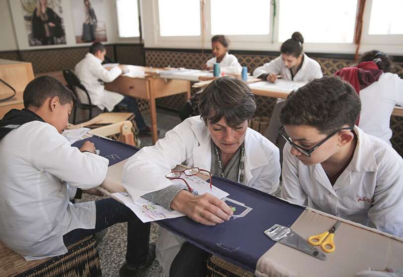 Escuela informal dirigida por la diseñadora de moda marroquí Fadila El Gadi, en Sale, cerca de Rabat