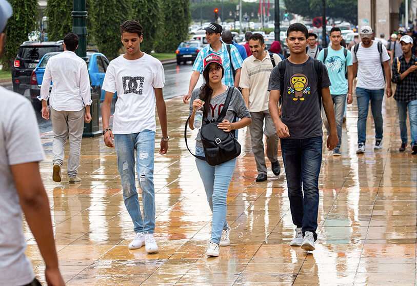 Los jóvenes marroquíes caminando en una calle de la capital Rabat el 12 de septiembre de 2018