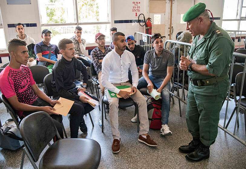 Jóvenes marroquíes participan en un proceso de reclutamiento para el servicio militar en una base de la fuerza aérea en la ciudad de Kenitra, el 19 de agosto de 2019