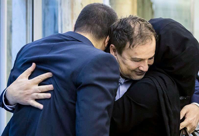 El médico iraní Majid Taheri, detenido en los Estados Unidos durante 16 meses, abraza a sus hijos a su llegada al Aeropuerto Internacional Imam Jomeini de Teherán el 8 de junio de 2020