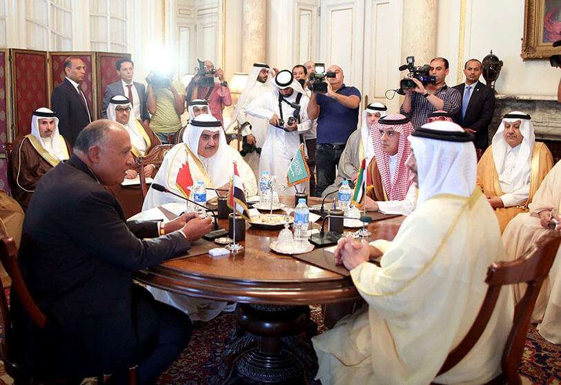 El ministro de Asuntos Exteriores de Arabia Saudí Adel al-Jubeir junto a sus homólogos de EAU, Egipto y Bahréin discutiendo la situación diplomática con Qatar, en El Cairo, Egipto, el 5 de julio de 2017