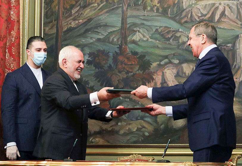 El ministro de Asuntos Exteriores de Rusia, Sergei Lavrov, y su homólogo iraní, Mohammad Javad Zarif, asisten a una ceremonia de firma tras su reunión en Moscú el 16 de junio de 2020