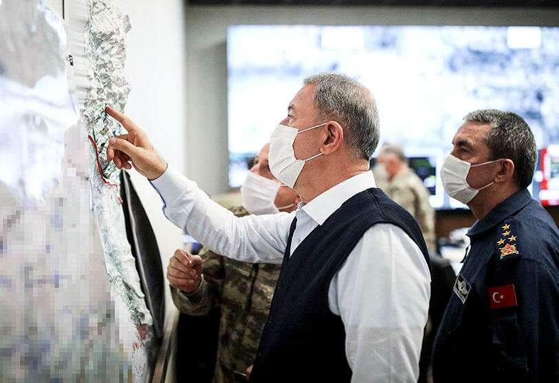 El ministro de Defensa de Turquía, Hulusi Akar, durante una reunión en el Centro de Control del Mando del Ejército en Ankara sobre la operación militar “Claw-Tiger”, el 17 de junio de 2020