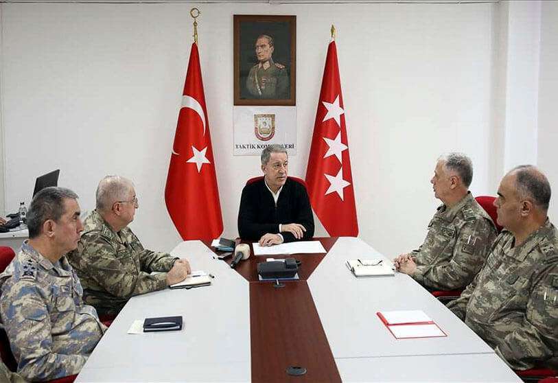 El ministro de Defensa turco Hulusi Akar preside una reunión en el Sitio de Comando Táctico en Hatay