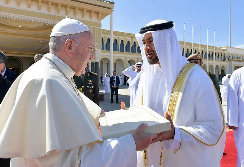 El papa Francisco le regala al príncipe heredero de Abu Dhabi, Mohammed bin Zayed al-Nahyan, una copia del documento de la Fraternidad Humana, el 5 de febrero de 2019