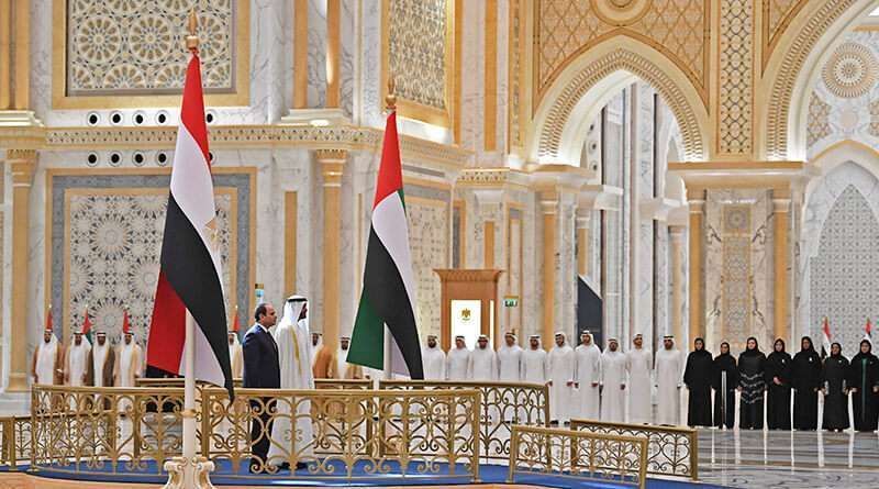 El presidente egipcio Abdel Fattah al-Sisi y el príncipe heredero de Abu Dhabi, Mohammed bin Zayed al-Nahyan, asisten a una ceremonia de bienvenida en el palacio presidencial Al-Watan, el 14 de noviembre de 2019 en Abu Dhabi