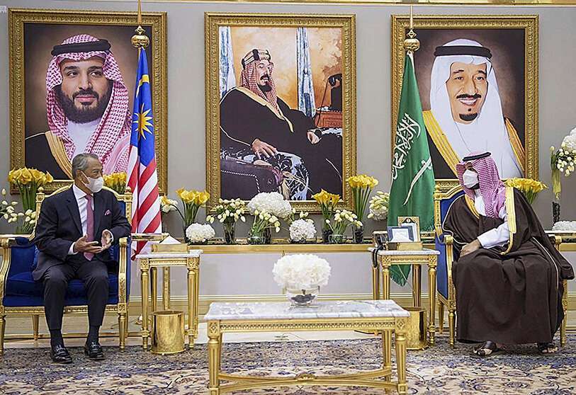 El príncipe heredero saudí Mohammed bin Salman, a la derecha, se reúne con el primer ministro malayo Muhyiddin Yassin, en Riad, Arabia Saudí, a última hora del lunes 8 de marzo de 2021 PHOTO/AGENCIA DE PRENSA SAUDI
