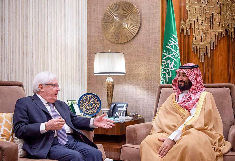 El príncipe heredero saudí Mohamed bin Salman bin Abdulaziz Al Saud (R) se reúne con el enviado especial de la ONU para Yemen Martin Griffiths